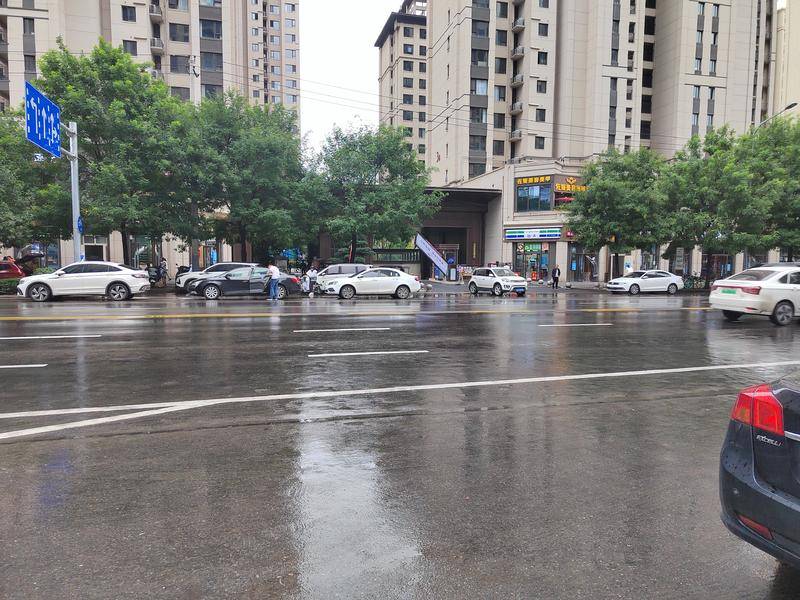 西安龙湖紫宸小区外人流量增加能否施划斑马线 雁塔交警：安排