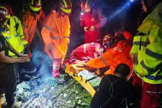 80岁老人秦岭失联救援队冒雨搜救 被发现时已严重失温