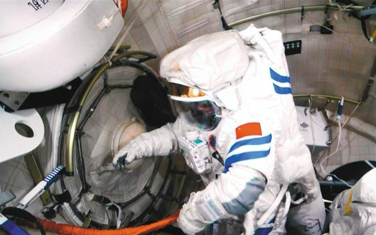 “首次!”我国航天员从问天实验舱 气闸舱出舱实施舱外活动