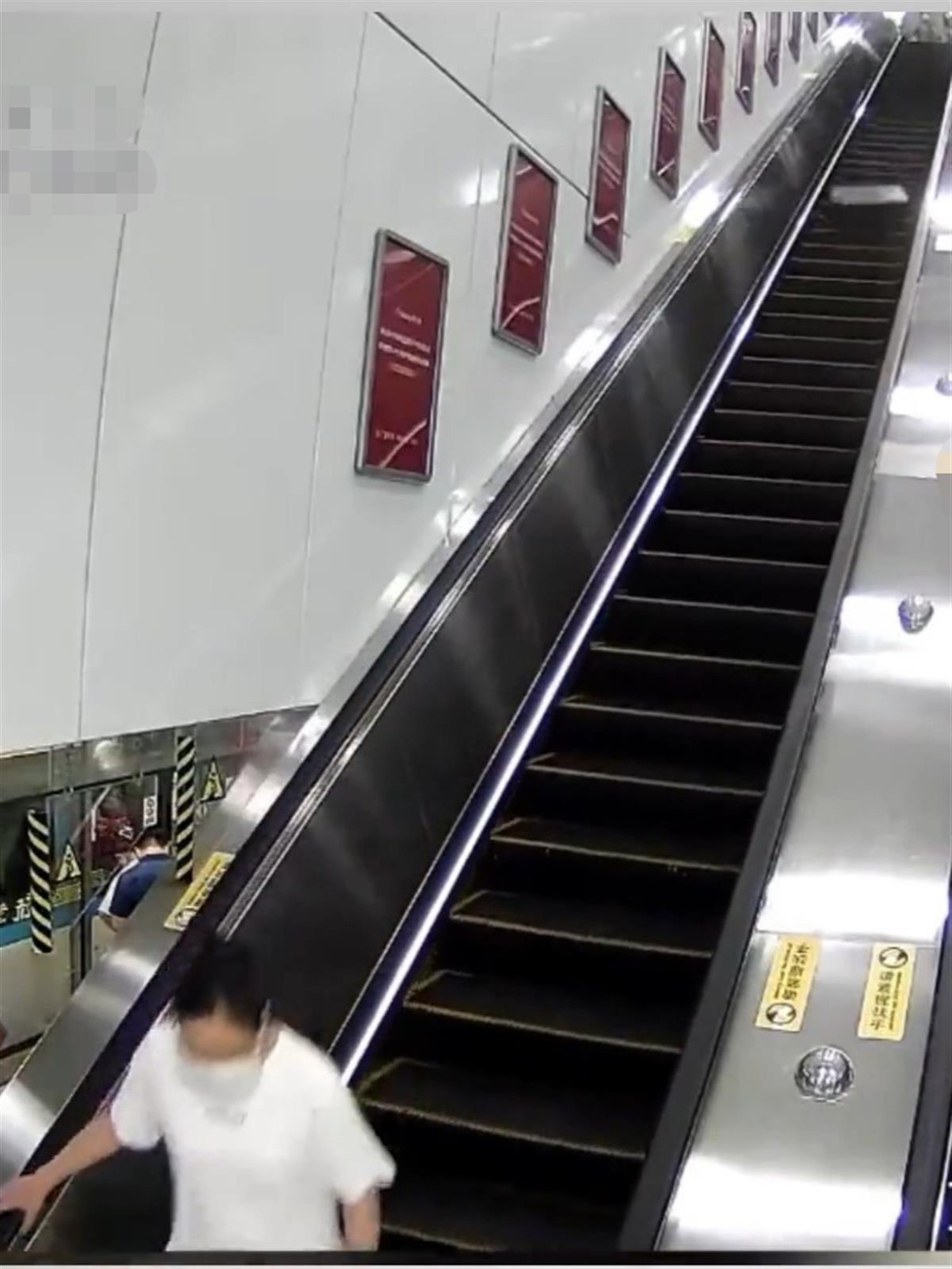行李箱滚落手扶梯砸伤乘客 杭州地铁：携带大件行李请走垂直电梯