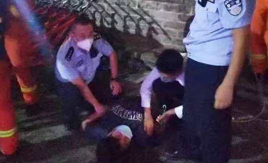 生死时速！西安民警纵身上前救下欲跳城墙轻生男子