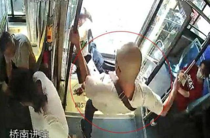 女子带泡泡杆坐公交被男乘客踹下车 司机的责任呢？