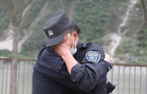 四川甘孜一特警徒手刨掘救出3人 其父和妹妹在地震中罹难