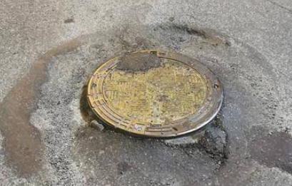 路面井盖高出路面几厘米 西安一出租车路过时被划破车胎