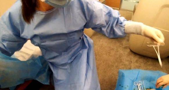 高铁上孕妇突然临盆 巧遇产科医生“百合花”班组搭建爱心产房