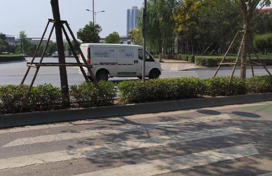 华商记者帮丨东城大道这处斑马线通向绿化带 浐灞城管：立即整改