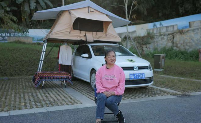 56岁自驾阿姨旅行两年首次回家 丈夫：混不下去了？