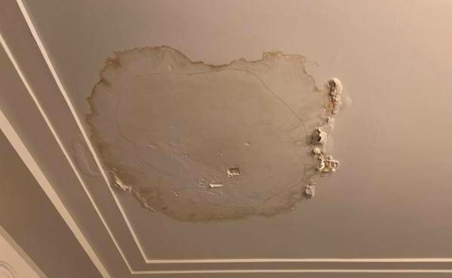 楼上空调机位积水渗入楼下 住户物业都说与自己无关