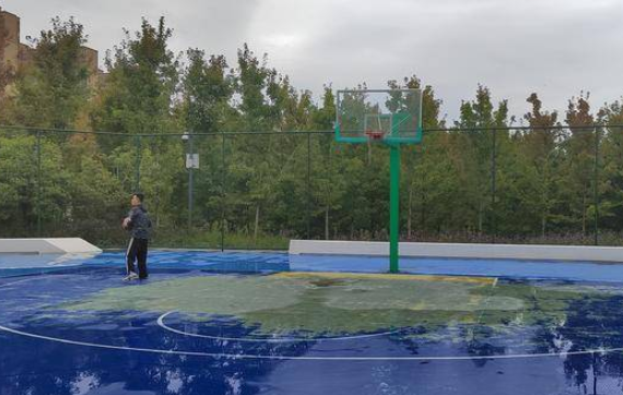 为民办实事丨雁南公园一块篮球场塑胶损坏存隐患 回复：尽快维修