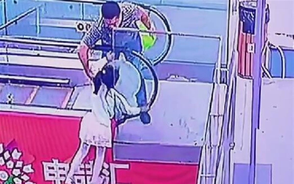 男子救下女童却被指责“速度太慢手放的位置不对” 当事人：个别言论让人寒心