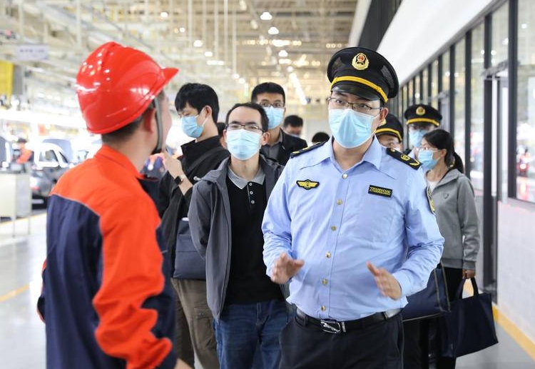 普法优先 以案释法 说理执法|西安市环保执法支队联合经开分局走进西安吉利