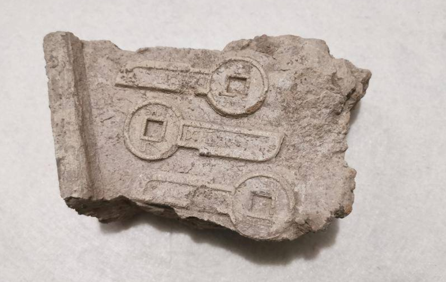 汉长安城兆伦锺官铸钱遗址新发现：钱范铺地 钱范箍井