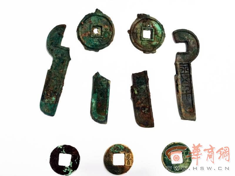 本次考古发掘发现的铜钱，上为一刀<span class=