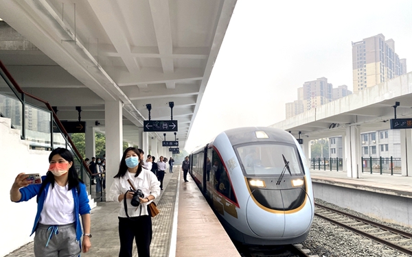 见证vlog | 探访陕西首条市域铁路 全程28分钟 预计年底前试运行