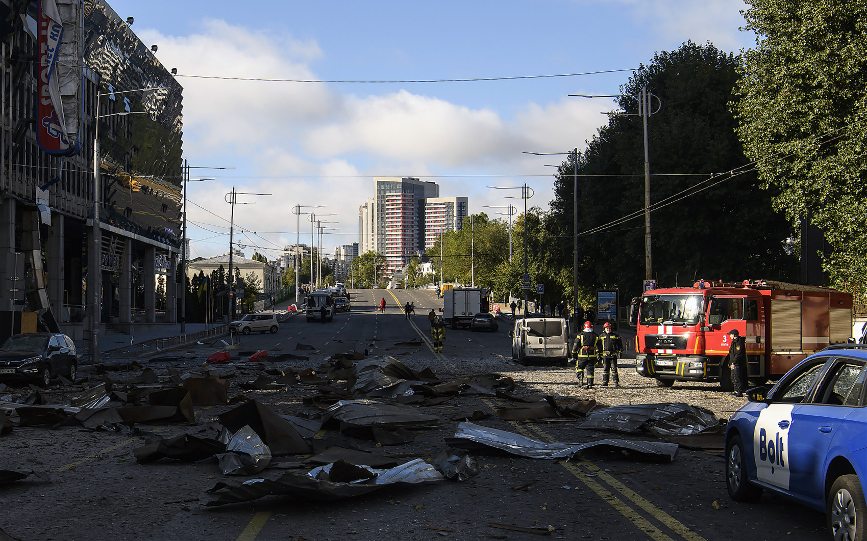 乌克兰基辅爆炸细节画面：汽车街头被炸，民众地铁站避难