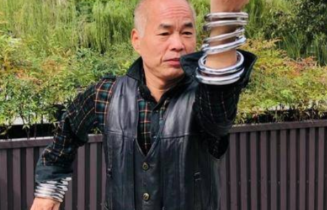双臂戴12个钢环近10斤重 西安60岁老人公园里舞棍又打拳