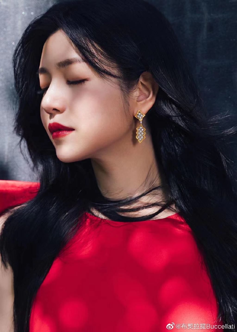陈妍希一身红裙出席晚会 身材曼妙大气婉约气质优雅