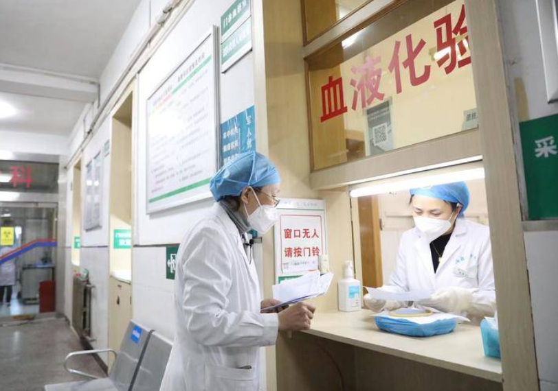 将热爱进行到底！陕西64岁女医生坚持30年给病人取化验单