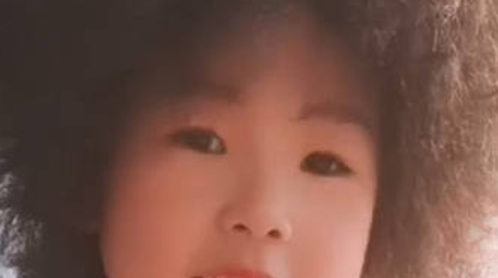华商头条|6岁女孩因天生“爆炸头”不想上学 专家：应多鼓励赞美