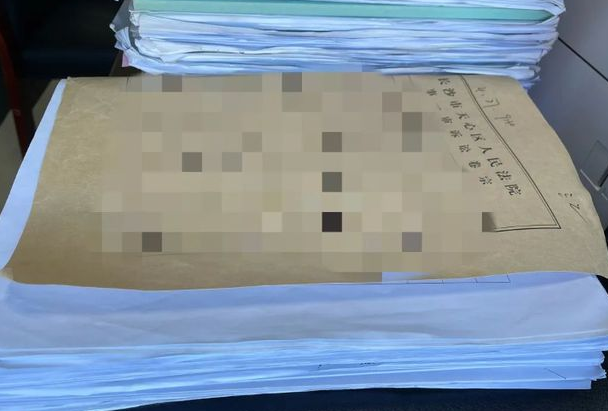华商头条|俩业主微信群里＂对骂＂14个月闹上法庭 证据两三厘米厚