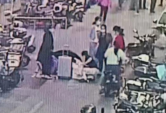 孕妇突然羊水破裂倒地 众居民垫毯子打雨伞搭建“临时产房”
