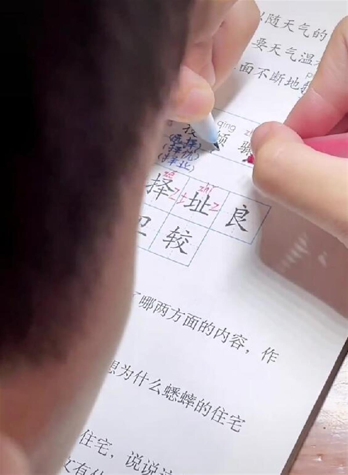 小学生“左右开弓”双手同时写作业 医生：“双利手”可以锻炼左右大脑