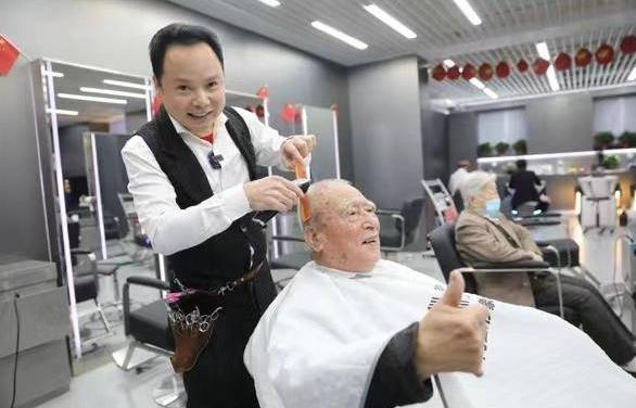 华商头条|西安理发师“一元理发”20余年 公益理发十五万人次