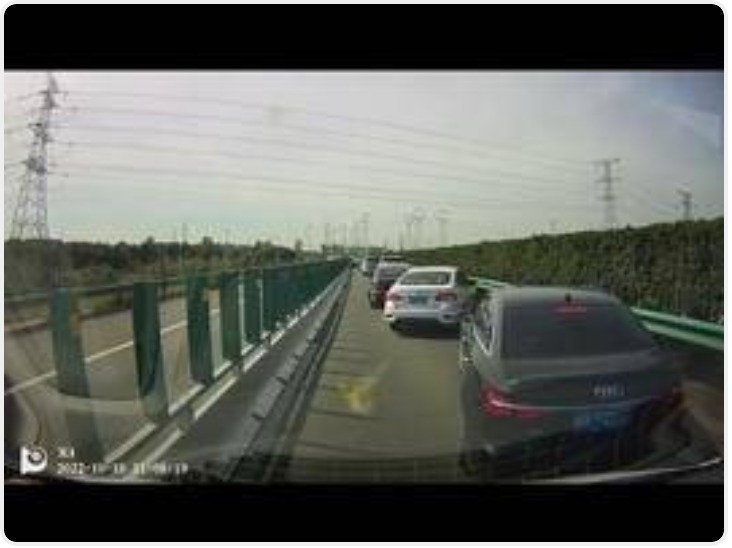 救护车拉着昏迷患者遇堵车 西安百辆私家车“礼让”生命之路