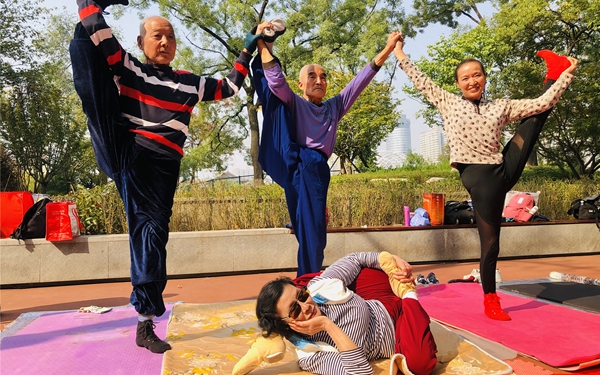 动感西安|柔韧艺术团带你见识不一样的“老胳膊老腿”：80岁台阶劈叉 70岁一字马 