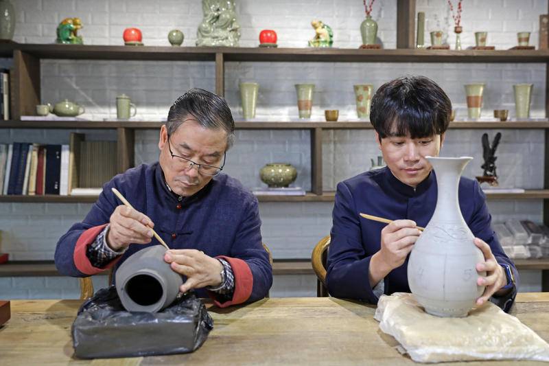 耀州瓷烧制技艺非遗传承父子：在年轻传承人身上看见下一个百年的希望