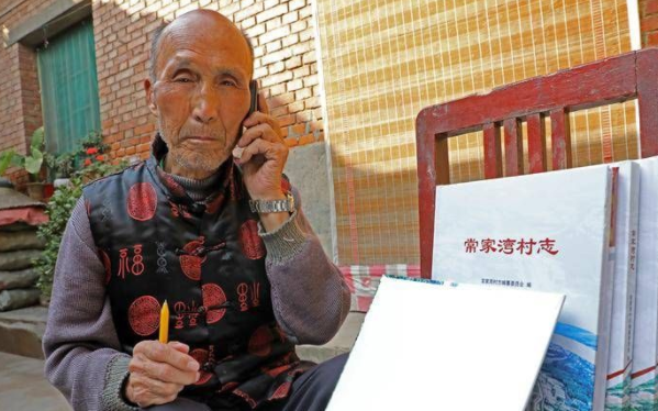 ​西安88岁老人手写村志终于印刷成册 1300户村民每家一册