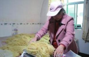 华商头条|二十大时光|铜川市印台区立地坡村贺亚婷：饸饹卖到全国各地“幸福是踏实干出来的”