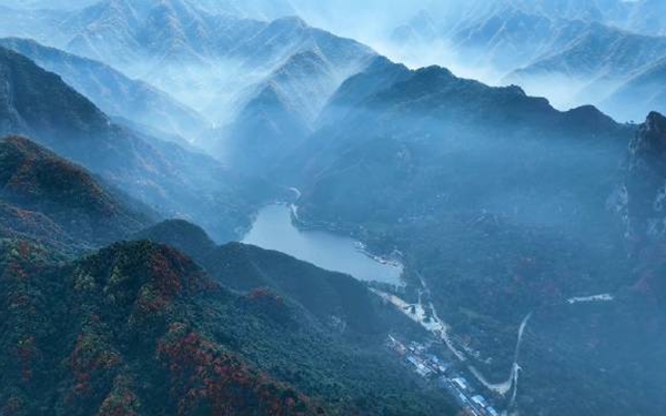 烟笼秦岭雾笼山！秦岭里藏着你没见过的秋天