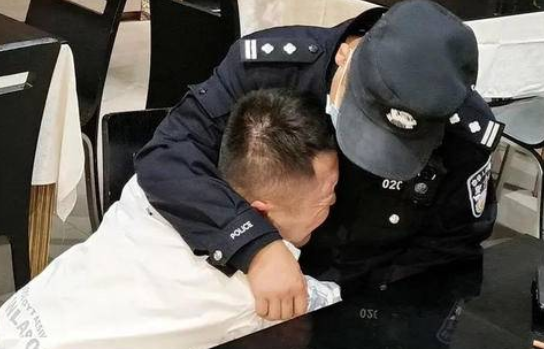 男子酒后欲跳楼轻生 西安民警劝解一个多小时打开心结