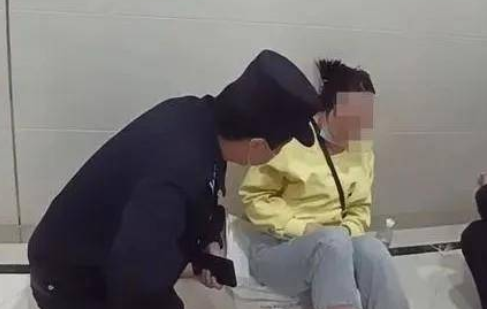 危急时刻 民警一个“熊抱”将跳楼女子成功救下