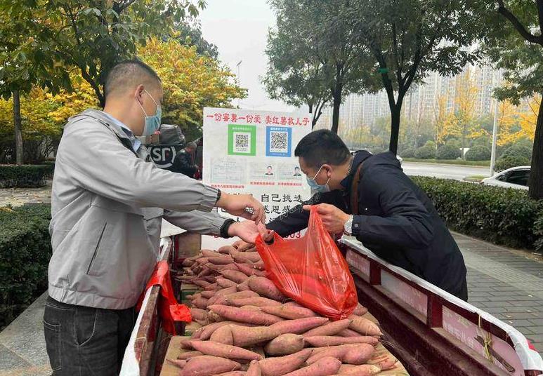 “父亲自助卖红薯救儿子”追踪|94岁老人委托孙子捐款400元 