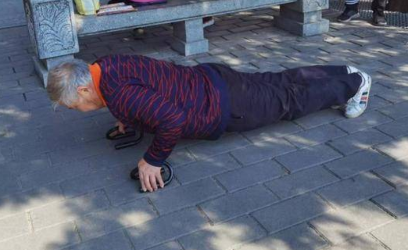 动感西安丨73岁老人坚持每天100个俯卧撑加跑步5公里 3个月减肥11公斤