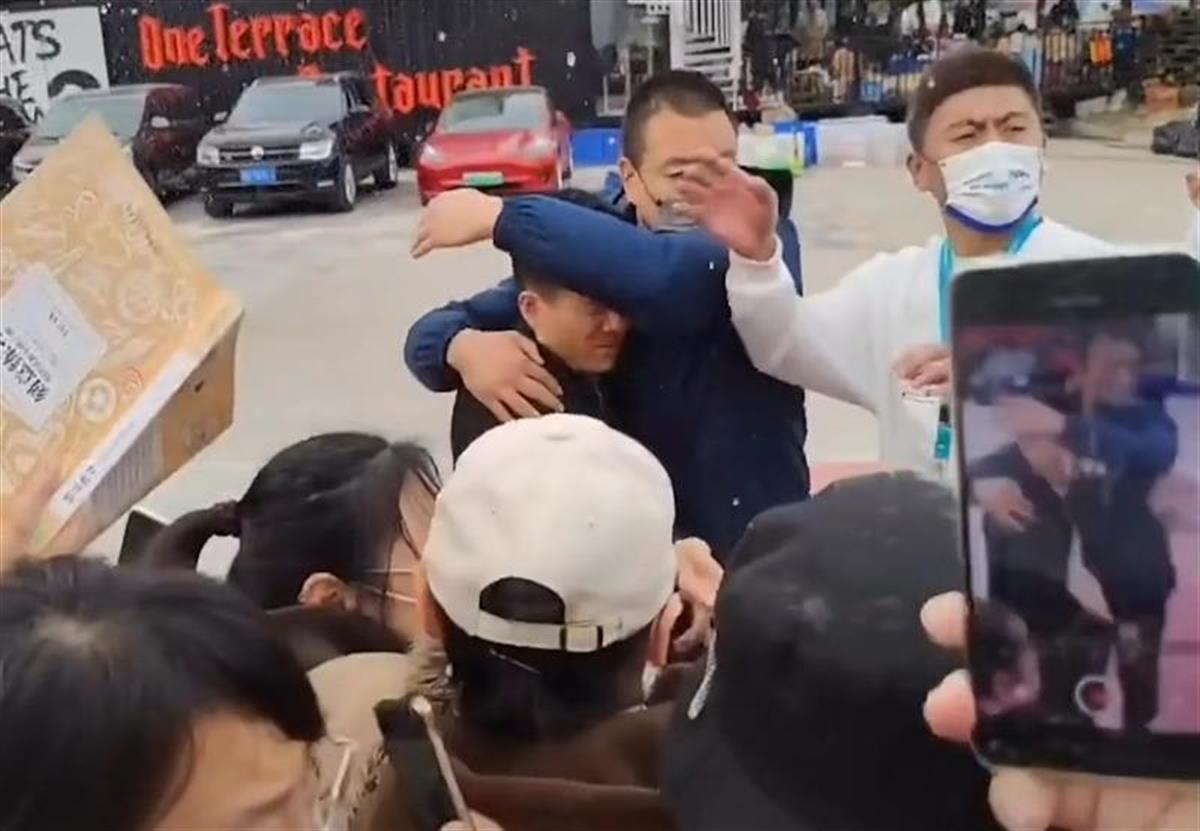 董宇辉在直播中遭陌生女子泼水 警方：双方已和解