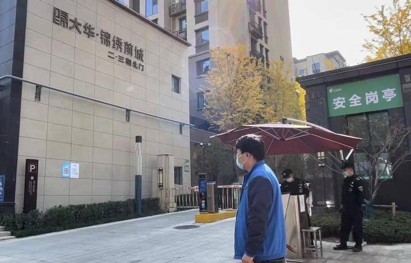 大华锦绣前城三期精装房交付时地砖不平 开发商维修时又破坏了10处地暖管