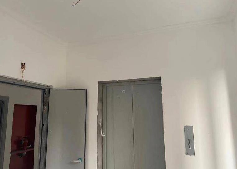 西安东大道小区新售楼盘公共区域未贴瓷砖 业主质疑与此前承诺不符