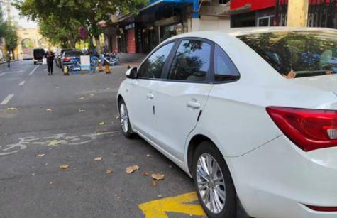 西安文艺北路公交车站被机动车“侵占” 交警：立即整治