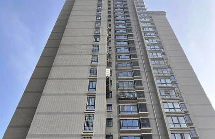 西安兴隆社区外墙落水管脱落三个月 至今不见维修