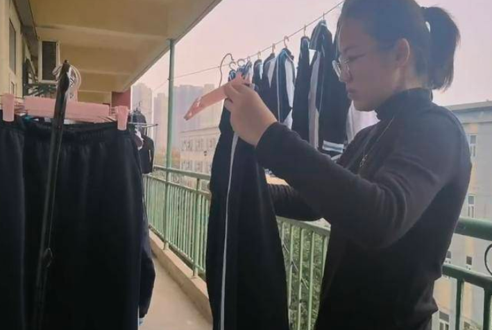 泾河泾华学校一老师帮学生洗校服获赞 回应：是例外 那天感觉孩子们太累了