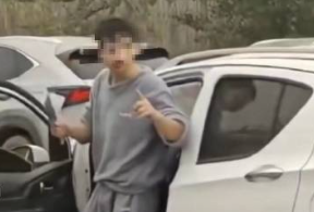 “男子持刀冲卡买奶粉”当事人家属：冲卡不对 事后警察送来了两罐奶粉