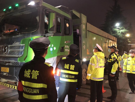 华商头条|西安高新区强化夜间联合执法检查 规范建筑垃圾清运秩序