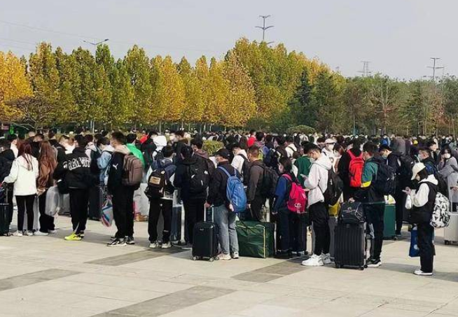 国铁西安局开行“点对点”学生专列 1200余名学生安全返校