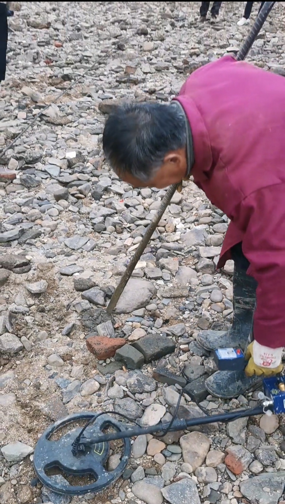 江西赣州数百人进河滩挖宝 文物部门：擅自挖掘出售文物违法 将联合警方追责