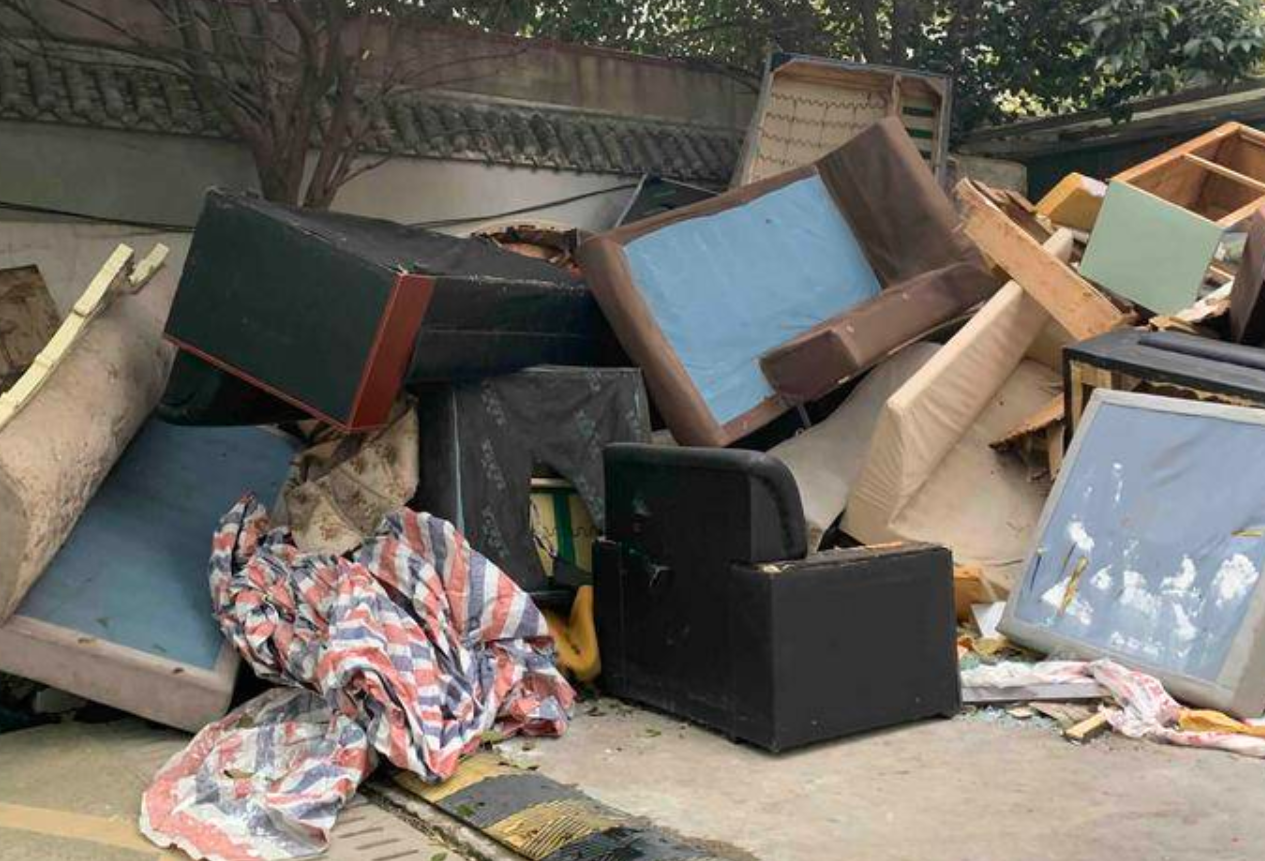 西安一小区车库出入口大件垃圾堆成“小山” 它们从何而来？