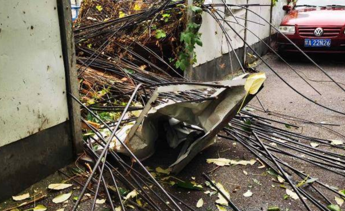 西安一在建工地塔吊上掉下一捆钢筋 幸无人员受伤