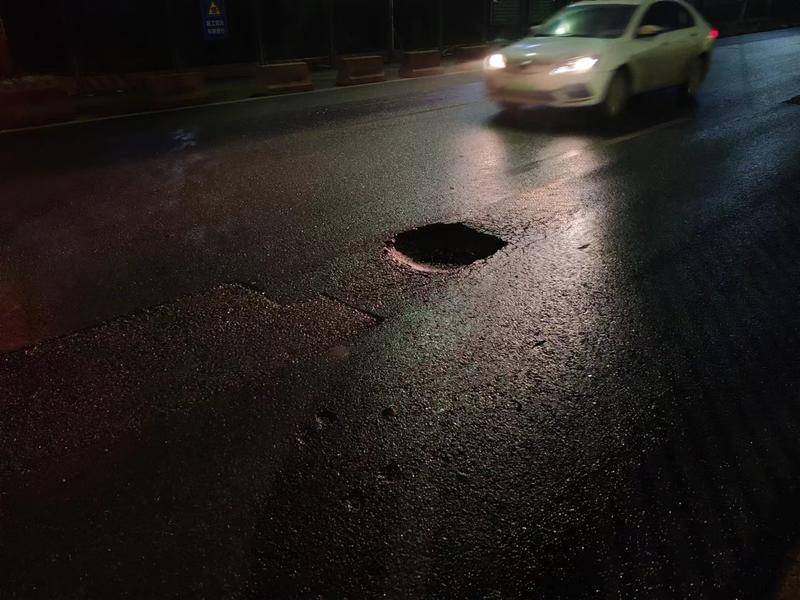 两辆车先后经过同一个路坑造成轮胎受损 高新市政：将去现场查看处理